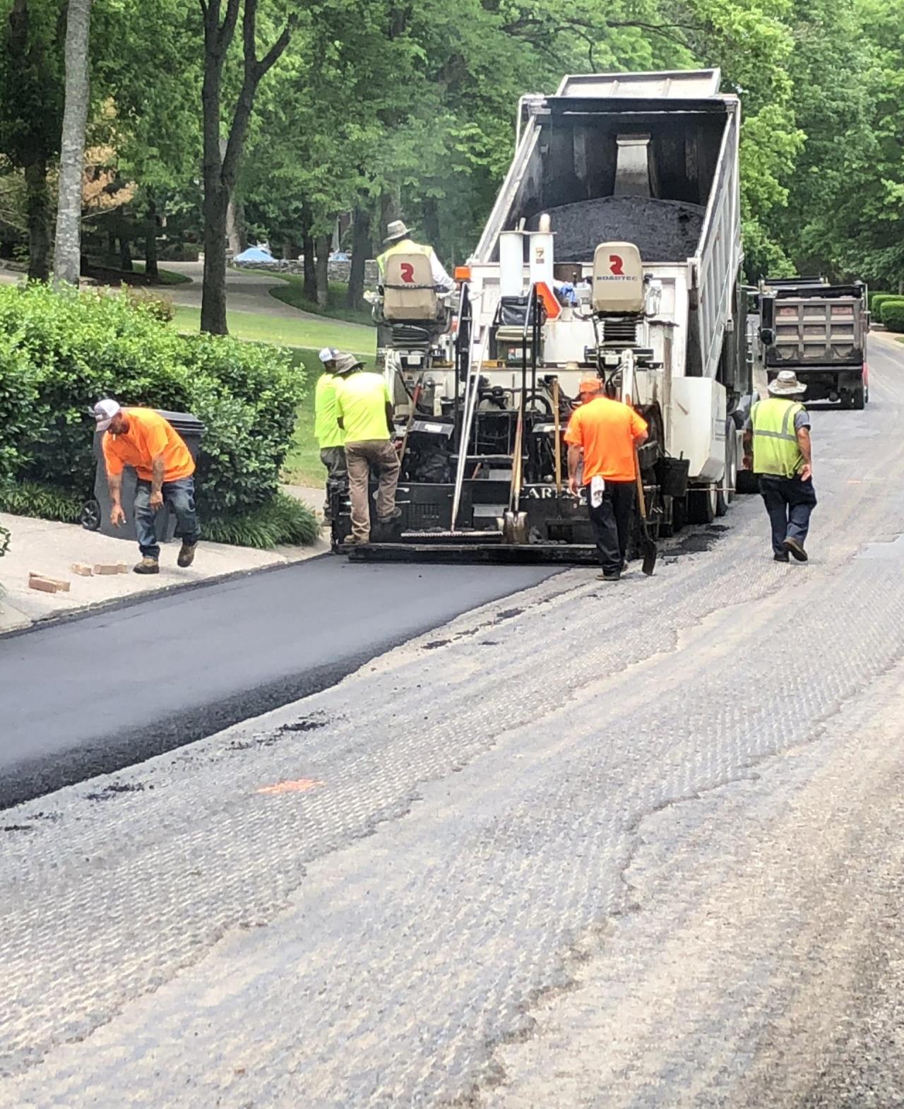 asphalt-workers-crew-in-srteet-paving